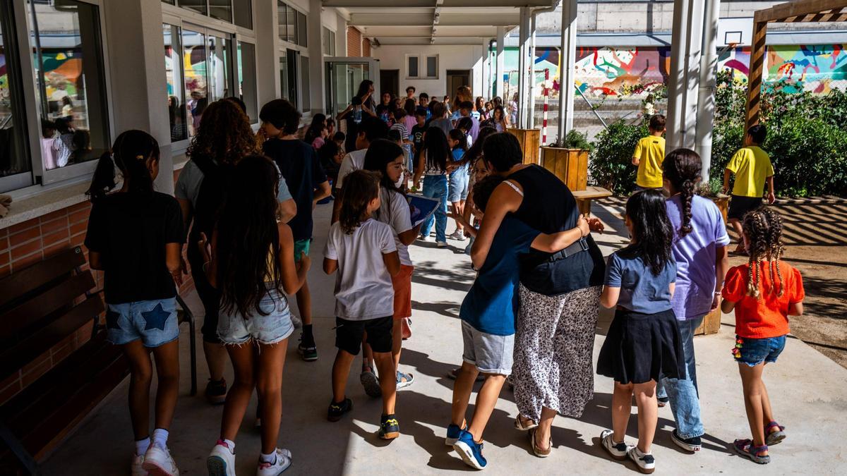 Alumnos en la entrada de una escuela
