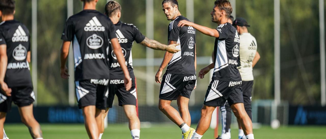 Gonçalo Paciencia, en el centro de la imagen junto a Kevin, en uno de los entrenamientos que realizó parcialmente con el grupo la pasada semana. |  // RCCV