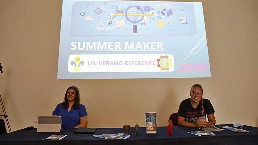 Aixa Blanco (a la izquierda) y Cristina Valle, ayer, en la presentación del campamento en Veriña.