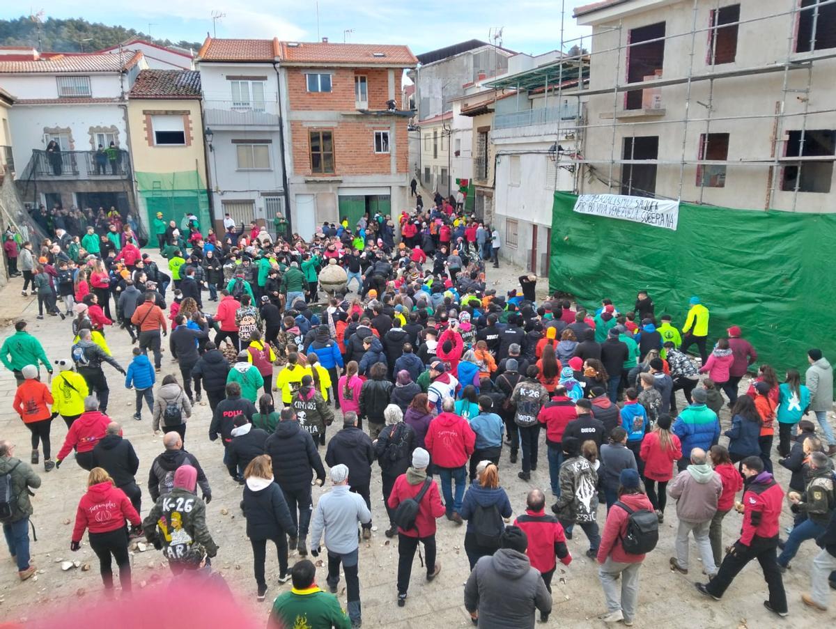 Fotogalería | Lluvia de nabos en Piornal para el Jarramplas