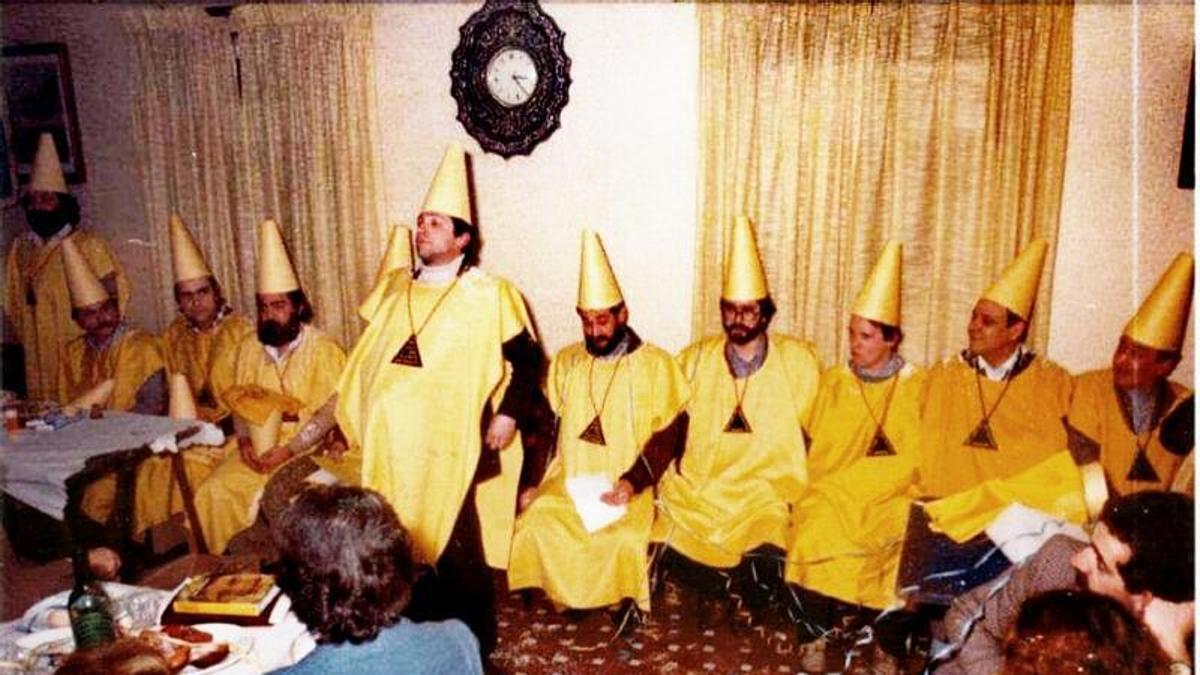 Una de las primera reuniones del Gran Orden del Antroxu, de pie, Paco Sánchez, el segundo por la derecha, Manuel Ponga, el alcalde de Avilés en los años ochenta.