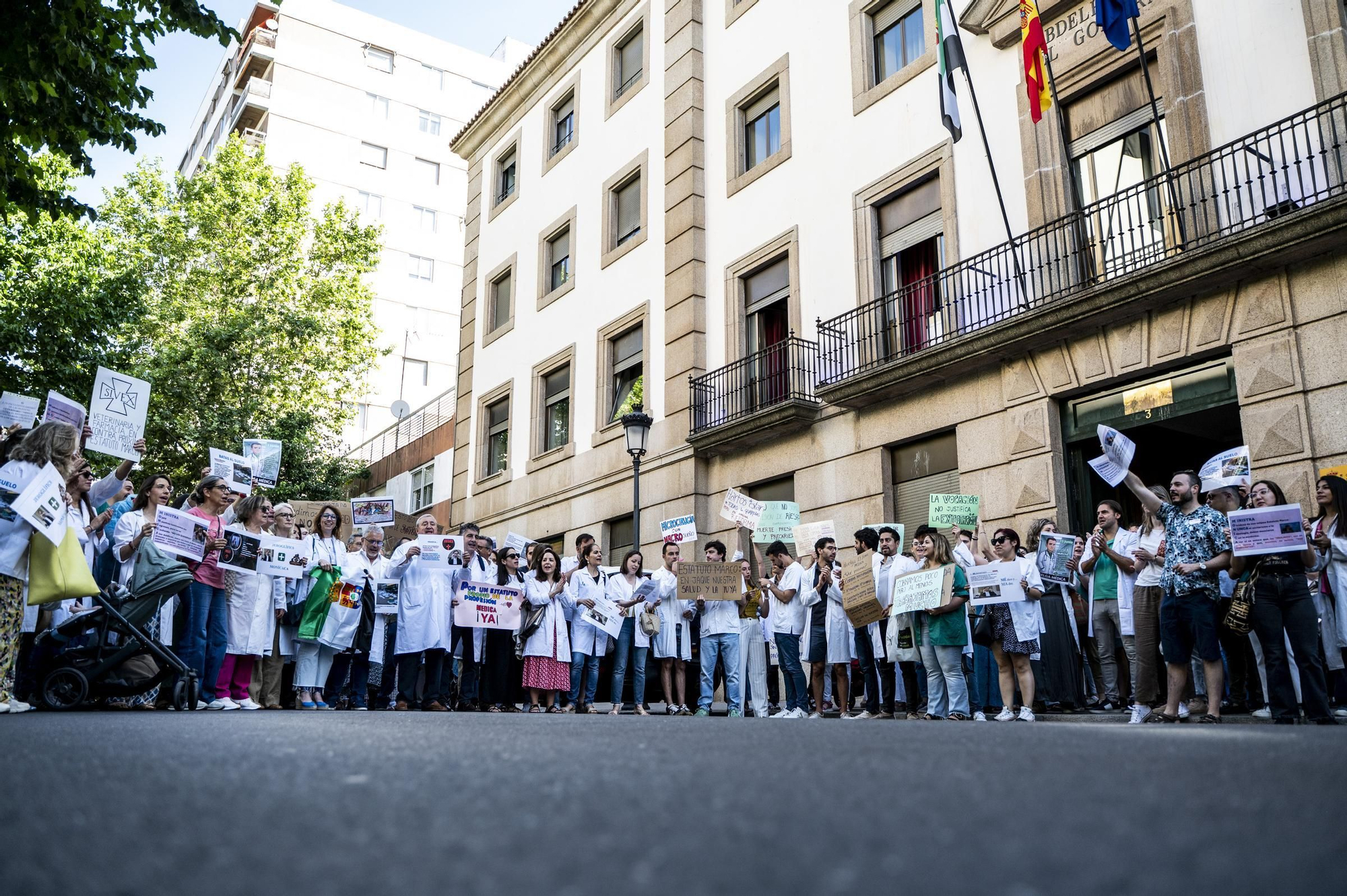 Las imágenes de la protesta de médicos en Cáceres