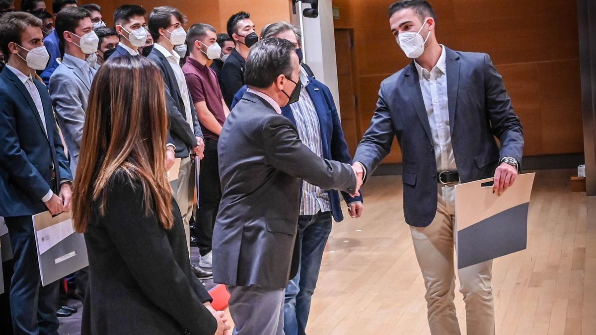 El brillante alumno recibió la Mención Especial en el Acto de Entrega de Premios a los Titulados con mejor expediente académico de la Universidad Politécnica de Valencia.