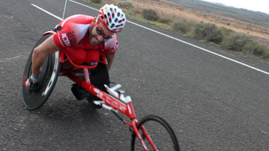 A la izquierda, el corredor español Rafa Botello, uno de los favoritos en la carrera en silla de ruedas. A la derecha, el olímpico lanzaroteño José Carlos Hernández. | lp / dlp