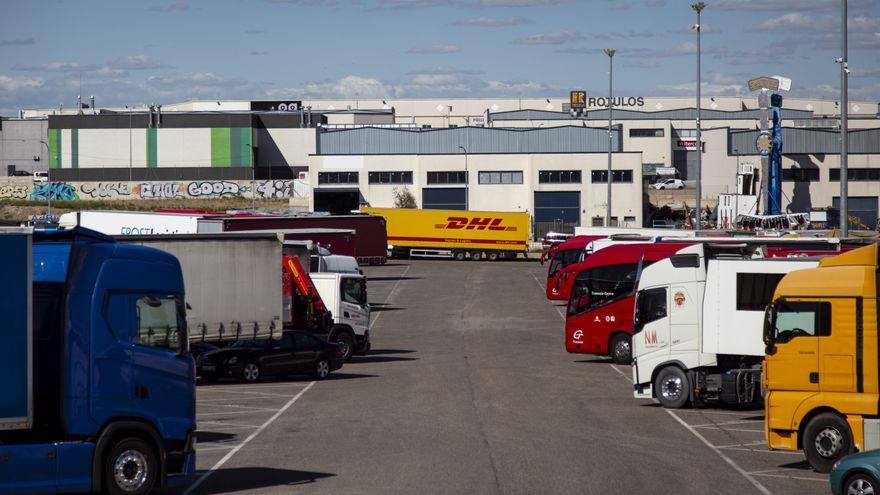 Varios camiones de reparto de mercancías en el Polígono Las Veredillas de Illescas.