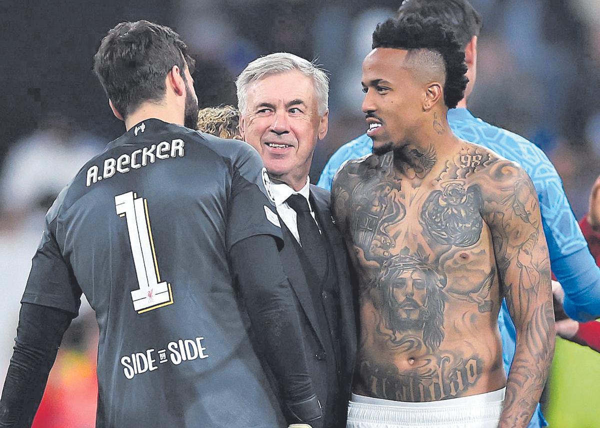 Carlo Ancelotti, entrenador del Real Madrid, con Eder Militao y Allison Becker, en la vuelta de octavos de la Champions.