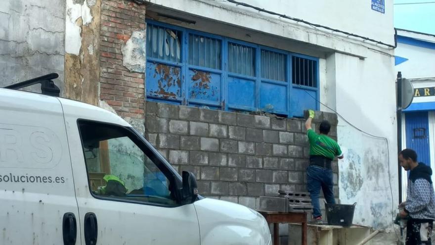 La receta de Oviedo para frenar a los okupas: tapian con muros las naves industriales allanadas