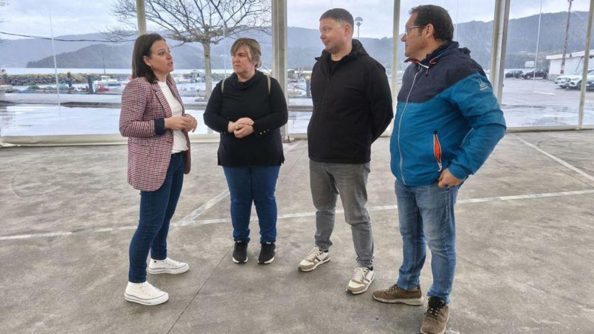 El alcalde, Manu Lourenzo (2ºd.), revisa ayer la carpa de la fiesta junto a varios ediles.