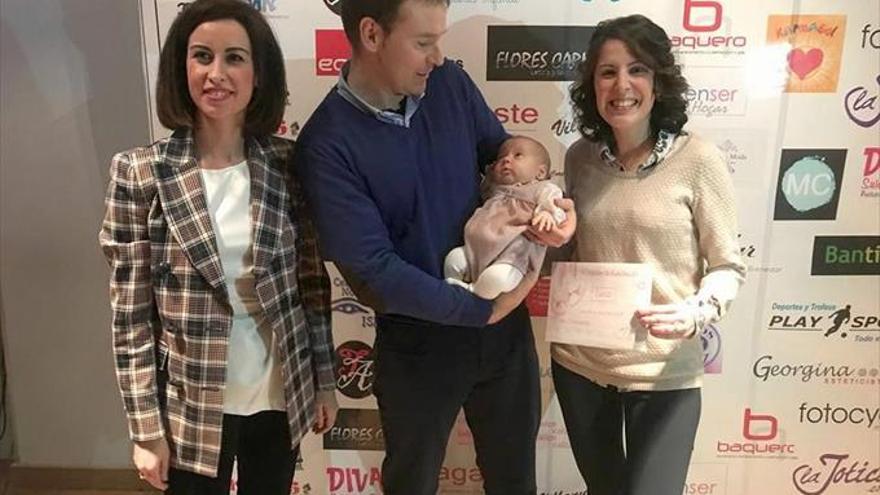 La Asociación del Comercio de Ejea premia al primer bebé nacido en 2018