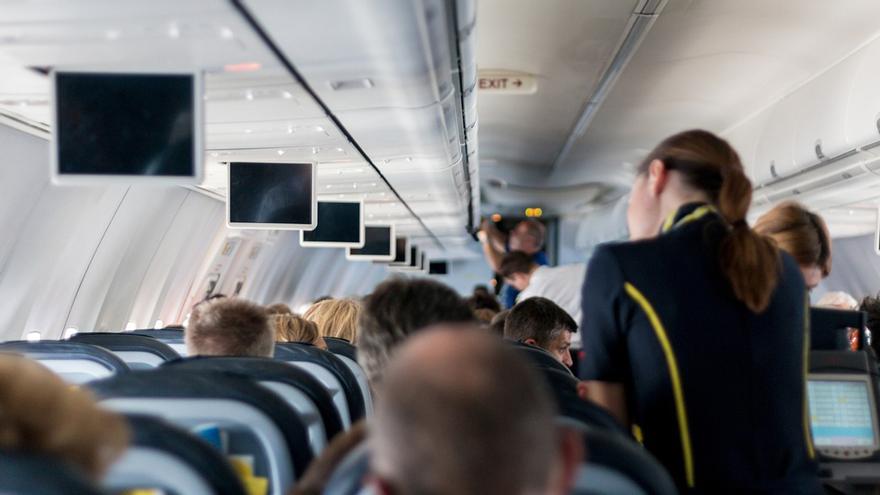 La bronca de un pasajero de avión con una madre que se ha hecho viral