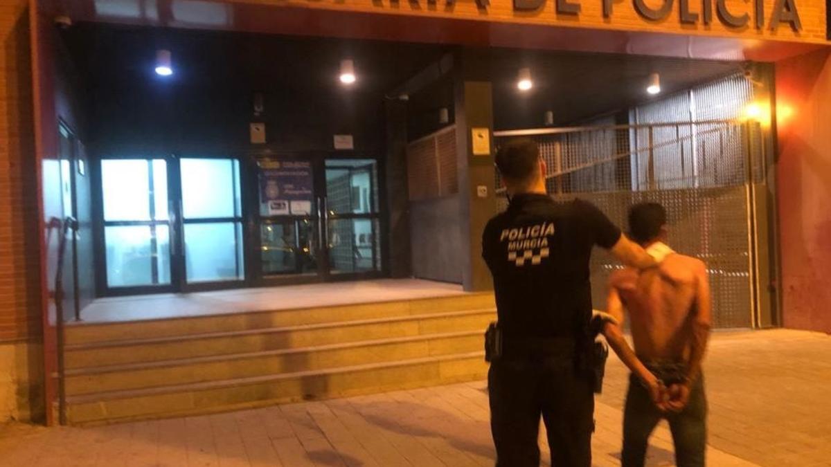 Un agente traslada al sospechoso a dependencias de la Comisaría del Carmen.