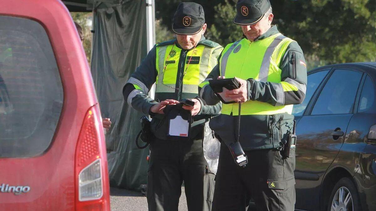 Dos agentes durante un control de alcoholemia.