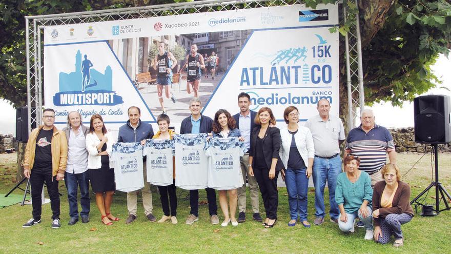 Organizadores, patrocinadores, dirigentes y colaboradores, en el acto de presentación. // FDV