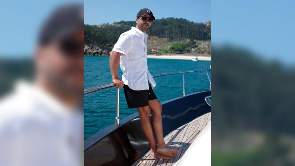 El cantante Luis Fonsi posa con la postal de las islas Cíes.