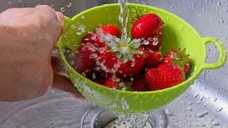 Estás lavando mal las fresas: así es como tienes que hacerlo correctamente para evitar problemas