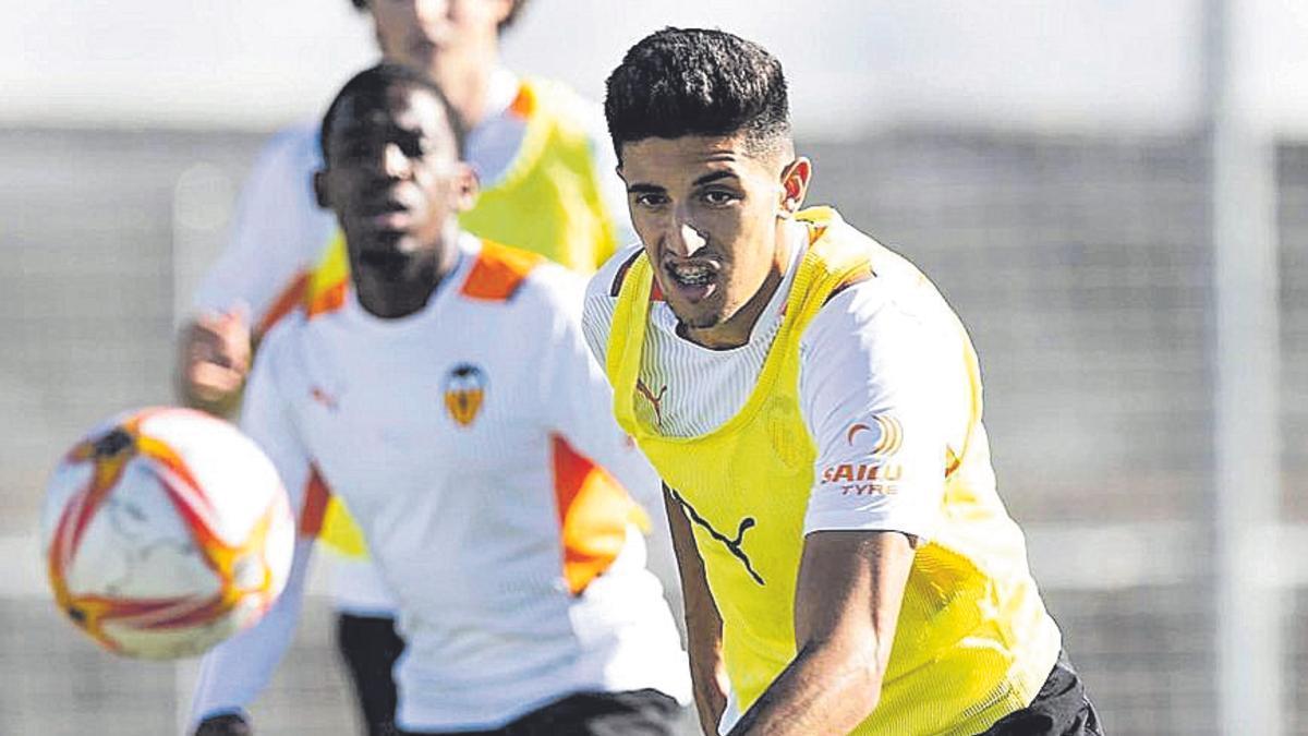 Última sesión de entrenamiento del Valencia Mestalla antes de viajar a Sagunto para enfrentarse al Atlético Saguntino.