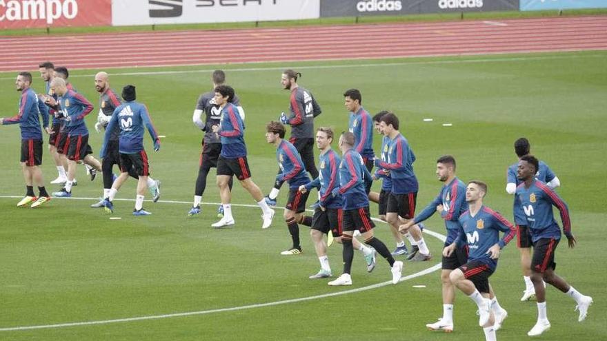 Los futbolistas de la selección española, durante un entrenamiento.