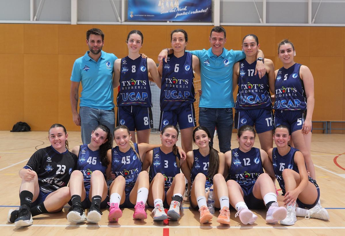 La plantilla i els entrenadors de l'UCAP.