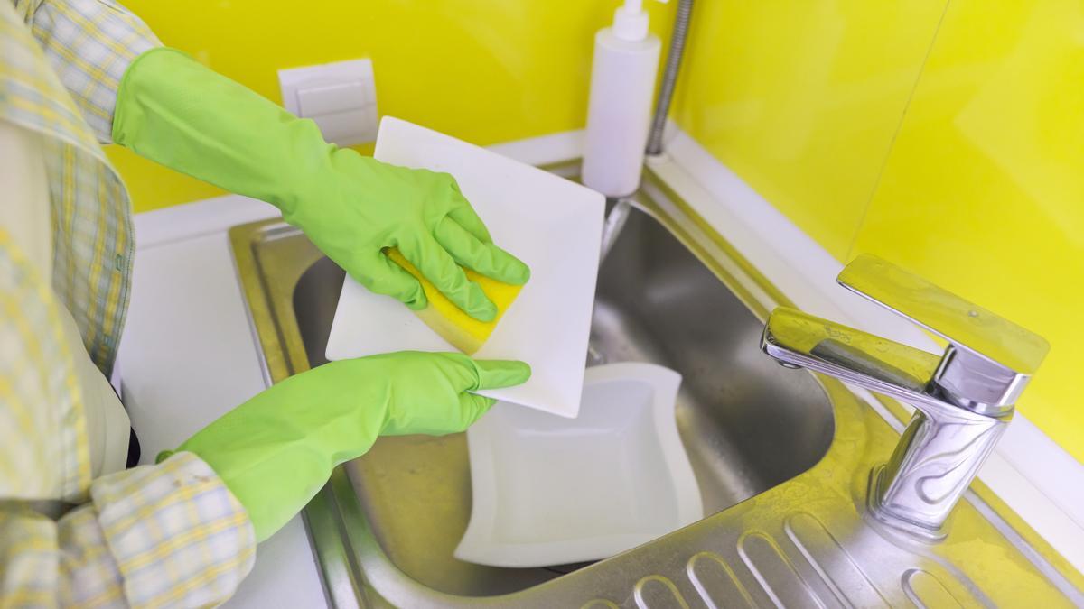 Comprobado: poner una esponja de cocina en la lavadora quita las