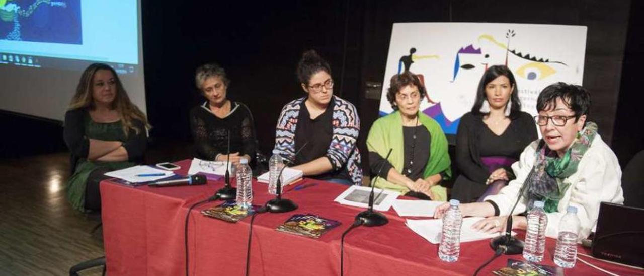 Ponentes en la mesa sobre el género en las artes escénicas, ayer en el Auditorio. // Brais Lorenzo