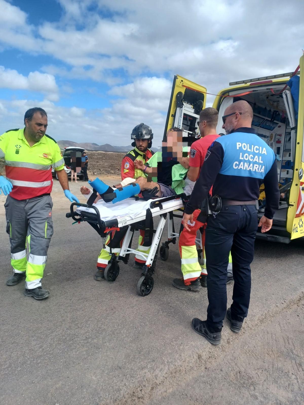 Los equipos de emergencia atendiendo a uno de los afectados.