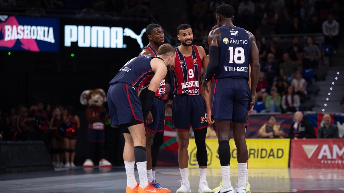 Los jugadores del Baskonia, comentando una situación en un partido de esta temporada