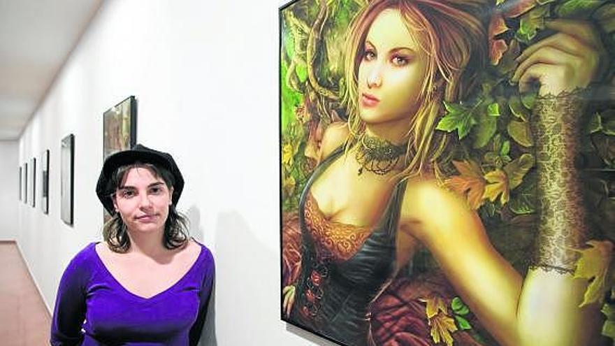 La artista Cris Ortega, ayer, junto a una de las obras de la exposición «Forgotten» en el CMAE.