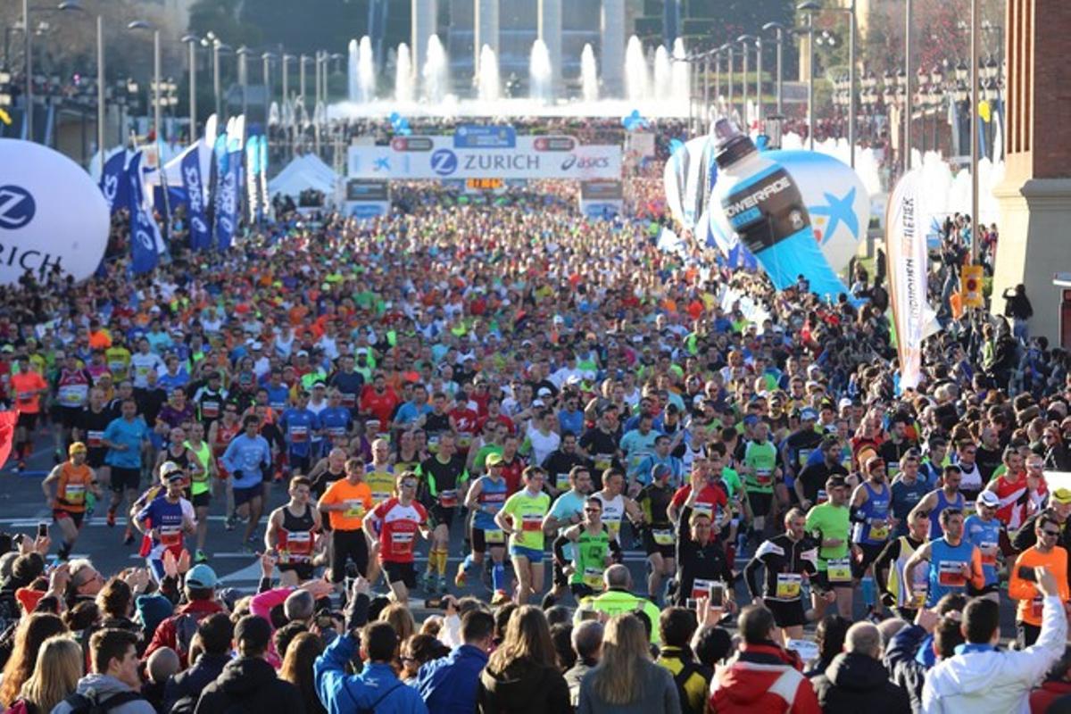 Imagen de la salida del maratón de Barcelona, en plaza Espanya, este domingo por la mañana.