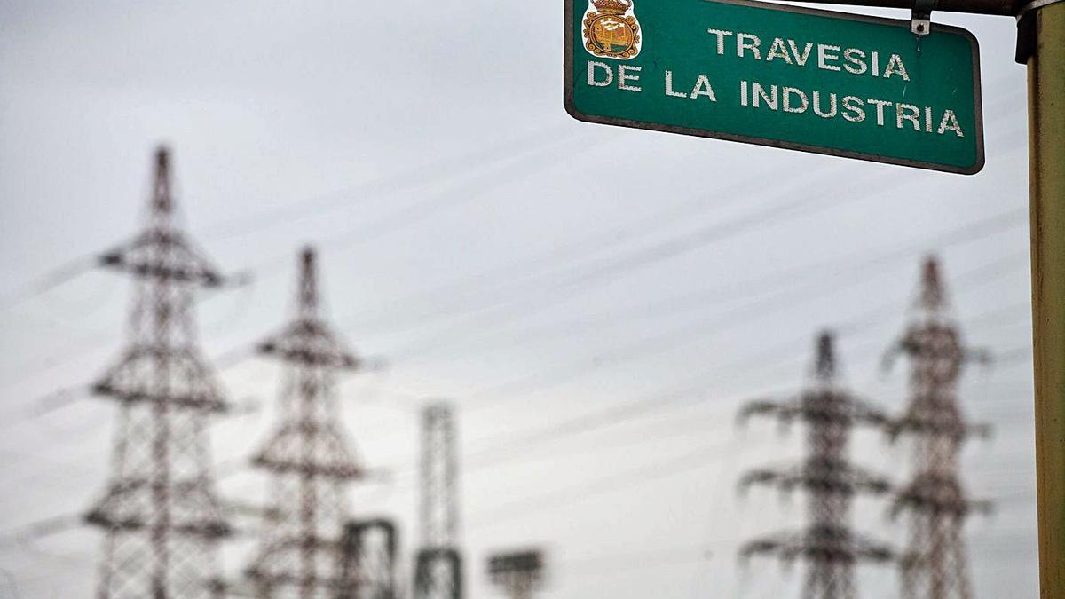 Torres eléctricas en la Travesía de la Industria