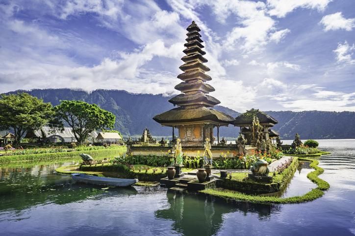 El templo flotante es un importante templo del agua hindú shivaita en Bali.