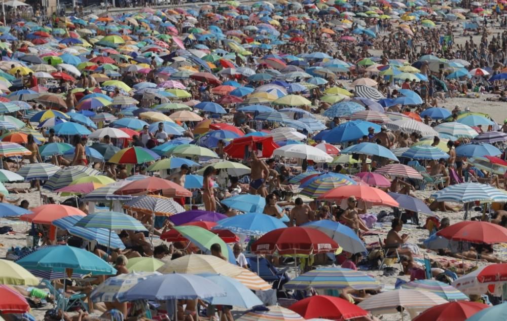 En O Vao y Samil no entra un solo alfiler: las playas de Vigo, abarrotadas