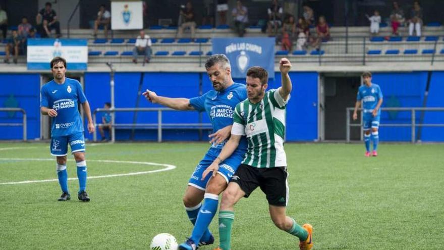 Pablo Sánchez presiona al central del Covadonga Negredo.