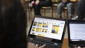 Dos alumnas con dos ordenadores portátiles en un instituto catalán, este curso.