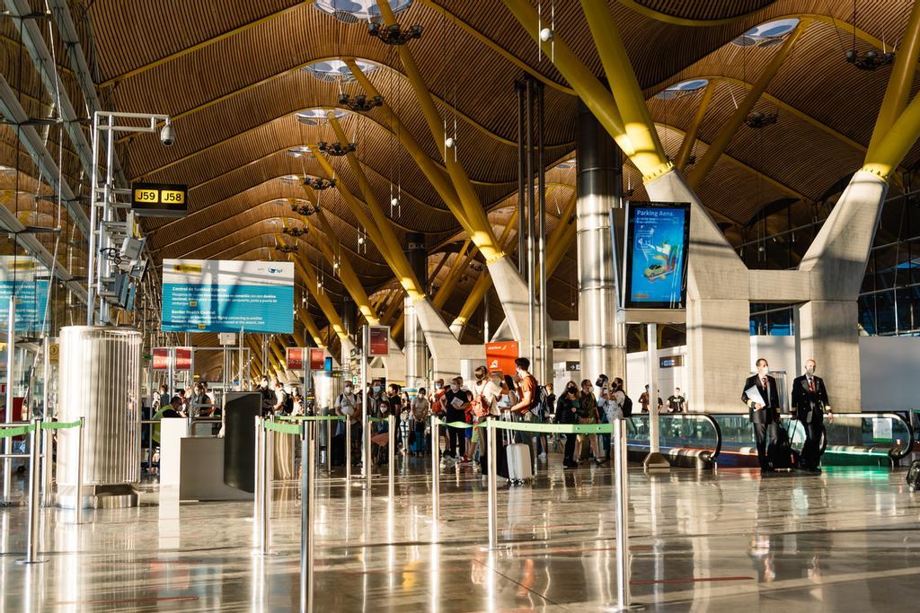 Por el aeropuerto Adolfo Suárez Madrid- Barajas pasaron el mes de junio más de 5 millones de pasajeros, según AENA.