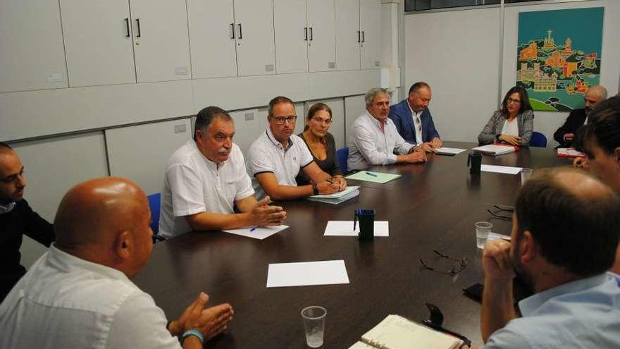 Imagen de la sesión del Consorcio As Mariñas en 2018, con asistencia ya de los auditores contratados por Oleiros.