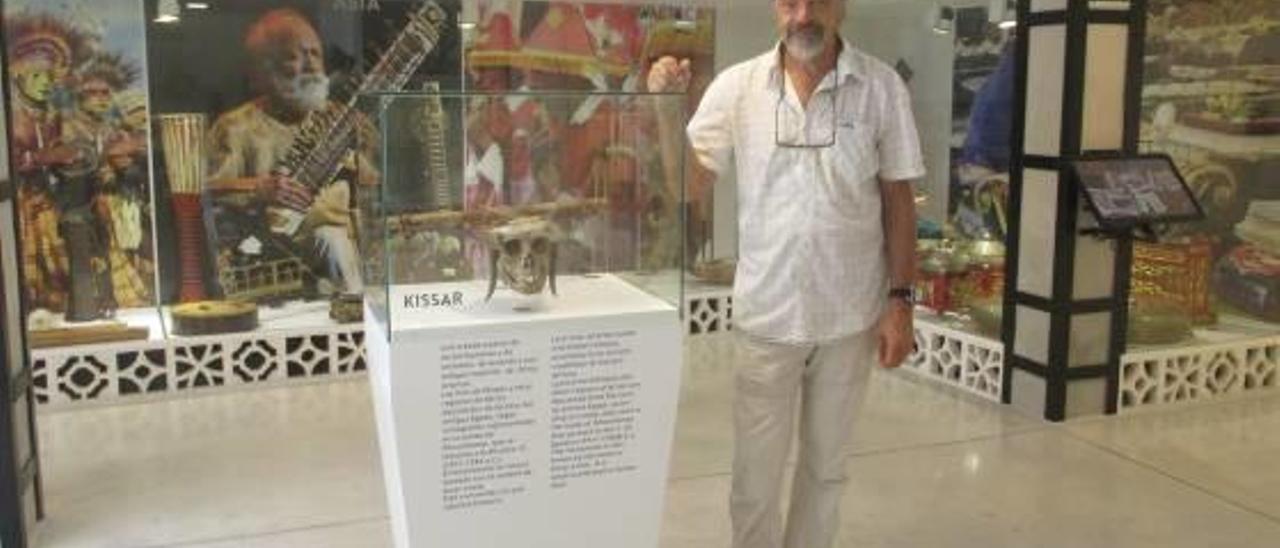 Carlos Blanco, responsable de la colección del Museo de Música Étnica de Busot, en una sala del recinto.