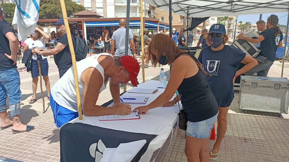 Recogiendo firmas para proteger el Mar Menor.