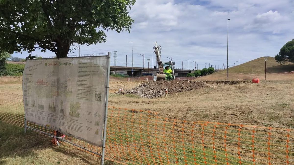 Un operario en el inicio de las obras del tanque de agua de lluvia