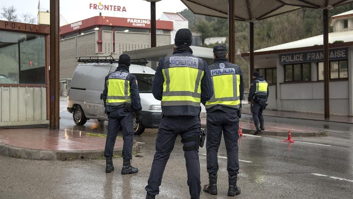 Controles policiales en la frontera de La Jonquera a todos los vehículos procendentes de Francia.