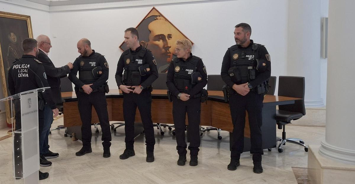 El alcalde coloca un distintivo a los cuatro integrantes (son cuarenta) de la nueva unidad policial presentes hoy en la presentación