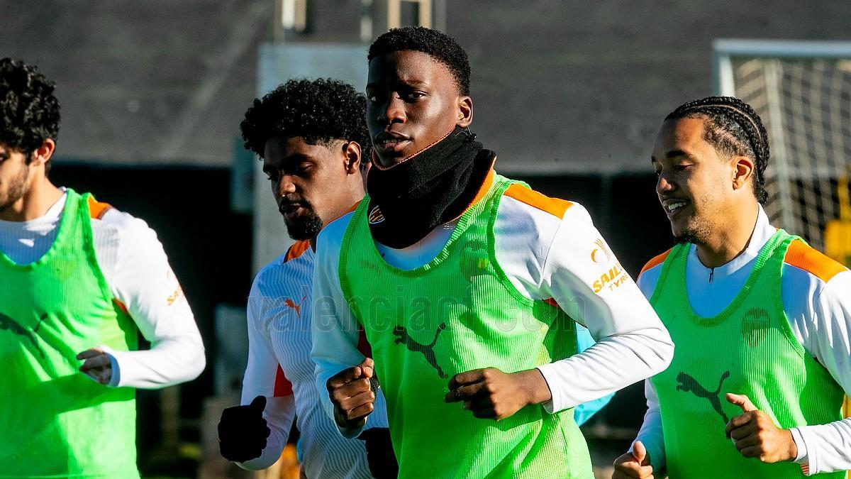 El centrocampista realizó su primer entrenamiento con el Valencia tras su cesión procedente del Leipzig