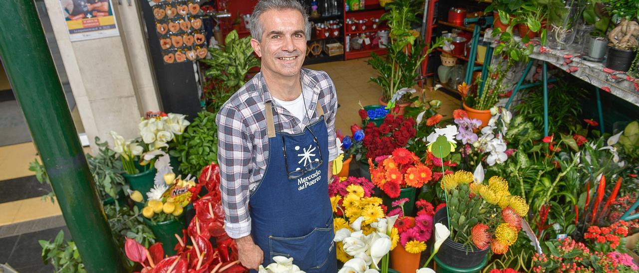 Juan Dávila, propietario de la tienda, en la Floristería Daviflor del Mercado del Puerto