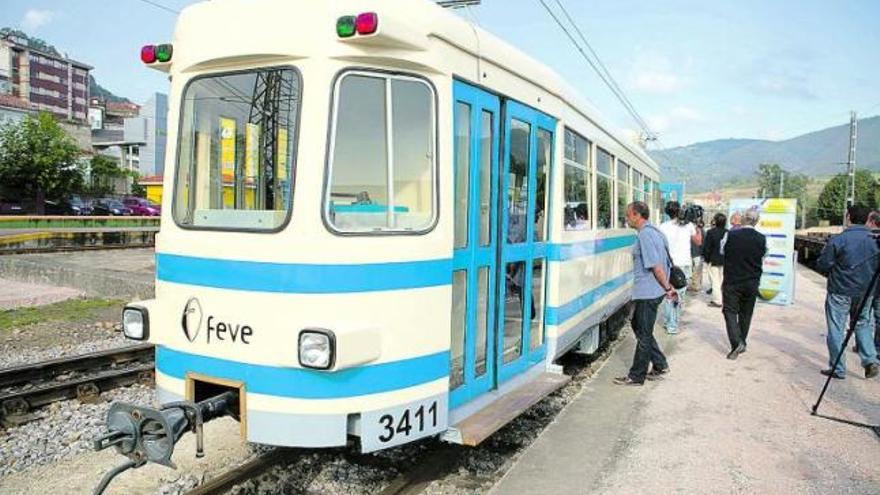 El «fabiolo», ayer, en uno de los andenes de la estación de FEVE de Pravia.