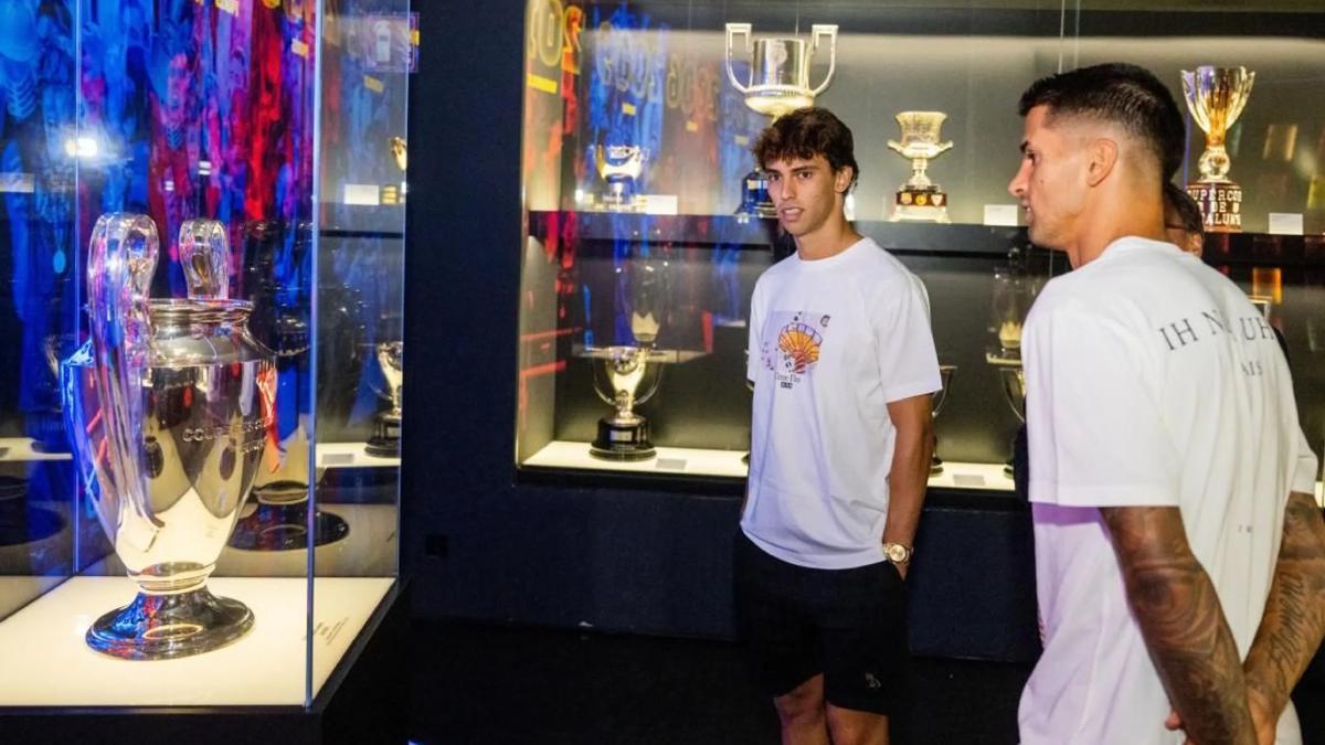 Joao Félix y Joao Cancelo visitando el Museu del Barça