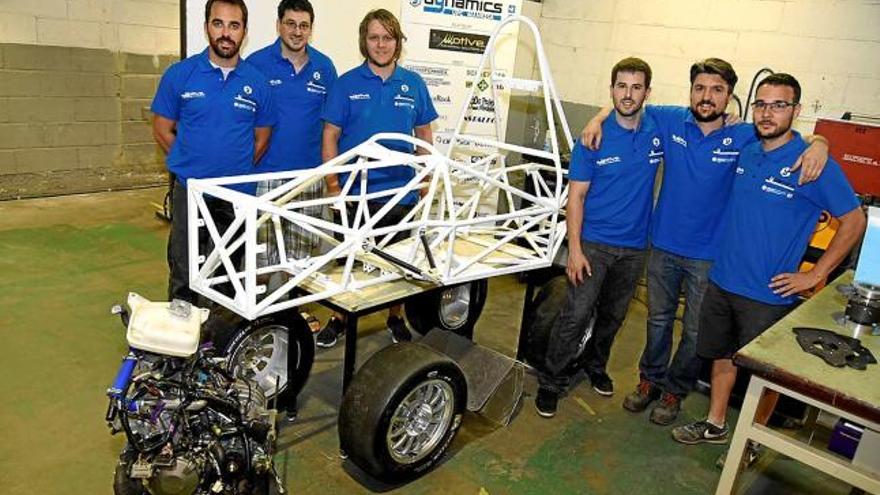 Membres de l&#039;equip amb el vehicle monoplaça. En primer terme, el motor, s&#039;ha de muntar la carrosseria