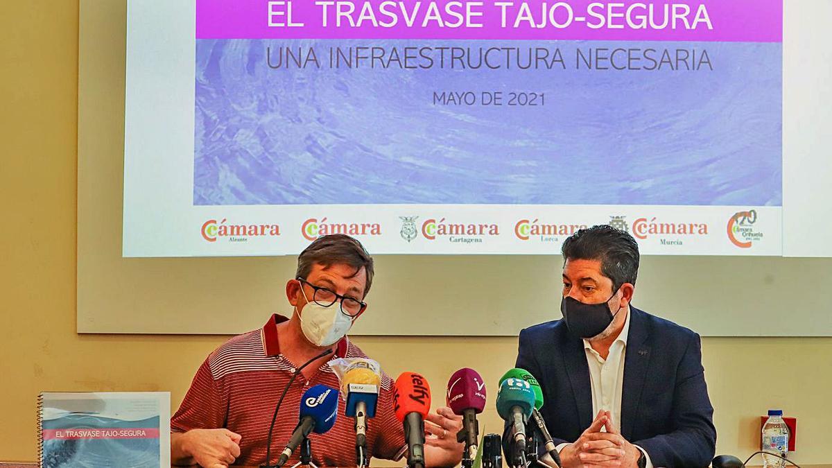 El profesor David Bernardo López junto al presidente de Cámara Orihuela Mario Martínez, ayer. | TONY SEVILLA