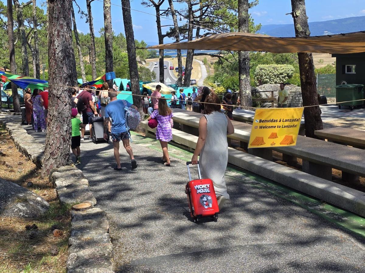 La llegada de niños y padres al centro vacacional de A Lanzada.