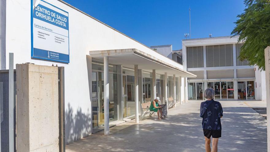 Una mujer accede al centro de Salud de Orihuela Costa en Aguamarina, donde estaba prevista una ampliación y reforma.  | TONY SEVILLA