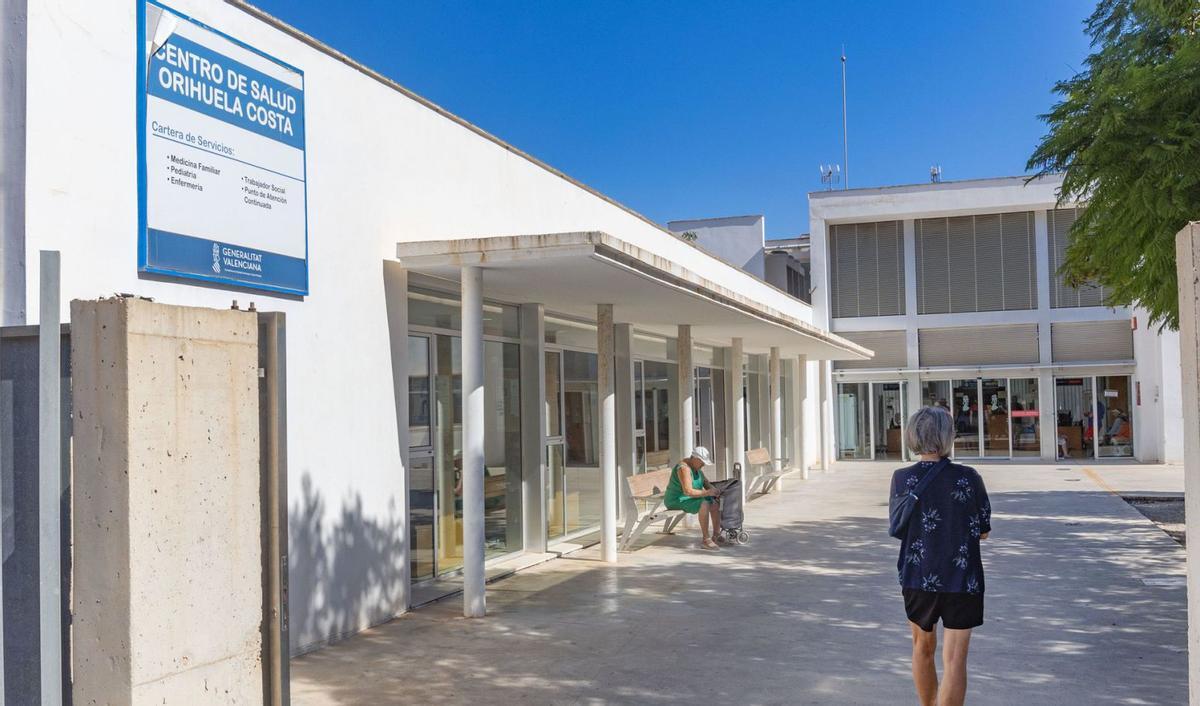 Una mujer accede al centro de Salud de Orihuela Costa en Aguamarina, donde estaba prevista una ampliación y reforma.  | TONY SEVILLA