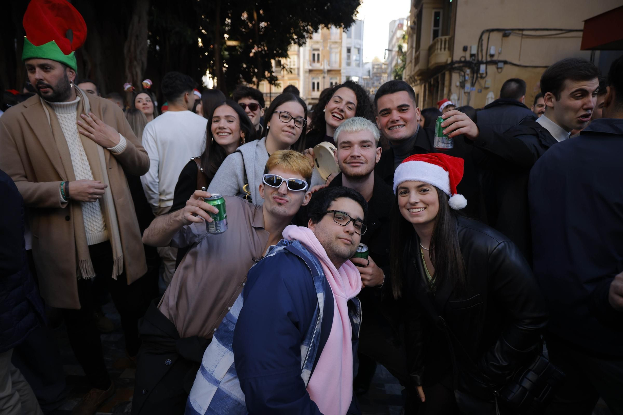 Las calles de Cartagena vibran con el 'tardeo' de Nochebuena